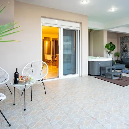 Argy Jacuzzi Suites *