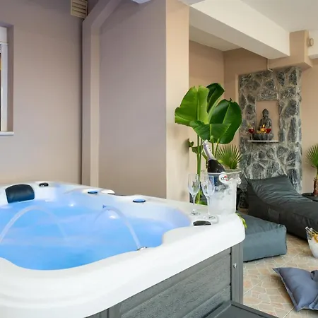 Argy Jacuzzi Suites דירה *