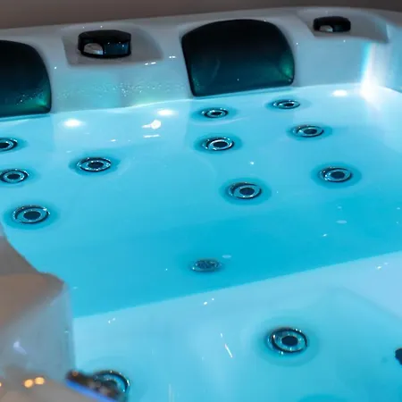 Argy Jacuzzi Suites דירה